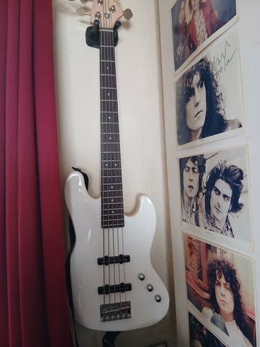 And string electric - j, d